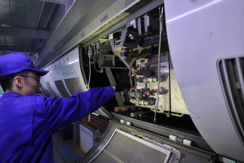 深夜北京朝陽(yáng)動(dòng)車所的“動(dòng)車醫(yī)生” 移動(dòng)CT車保春運(yùn)安全